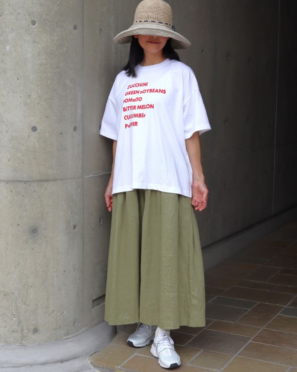 名古屋覚王山のセレクトショップ コッピアーナ ベジタブルロゴTシャツ オフホワイトとカーキリネンパンツの全身コーディネート
