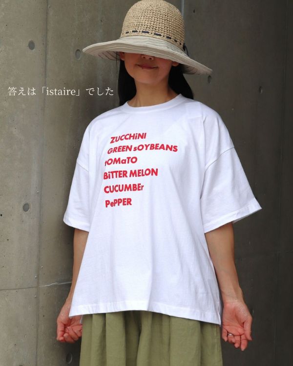 ベジタブルロゴTシャツ オフホワイトカラーの上半身着用イメージ 夏野菜モチーフのロゴデザインが特徴のTシャツ コッピアーナ