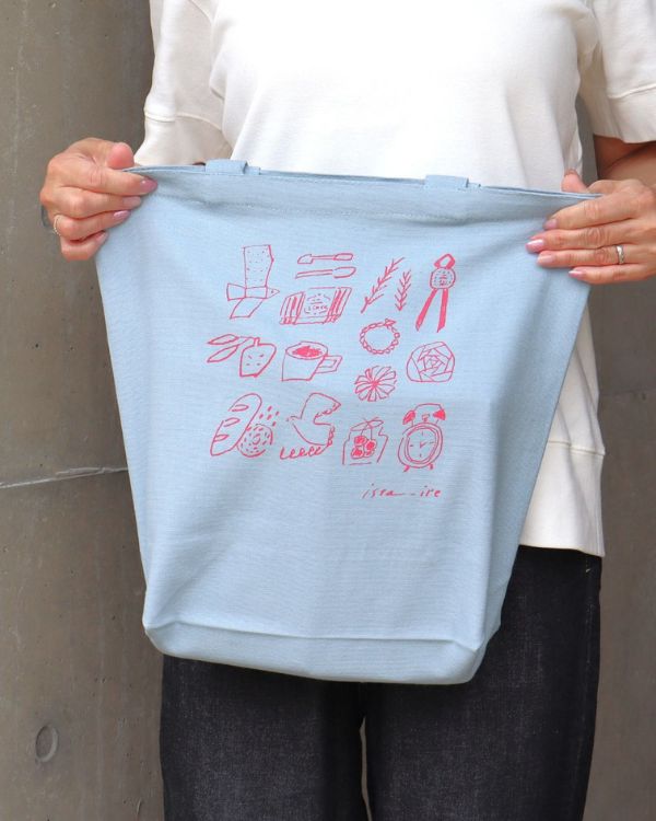 名古屋覚王山のセレクトショップ コッピアーナ コットンキャンバストートバッグ ライトブルーカラー イラストデザインがよく分かるアップ写真