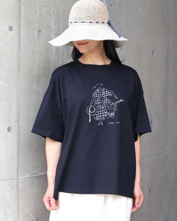 名古屋・覚王山のセレクトショップ コッピアーナがご紹介する、コットン天竺女の子イラストTEEのブラックを着用した上半身イメージ。ミトベナオコさんとのコラボレーションによる女の子のイラストと、ほどよい光沢感のあるコットン天竺素材が美しく調和し、休日のお出かけやカフェ巡りにもおすすめの大人カジュアルスタイルです。