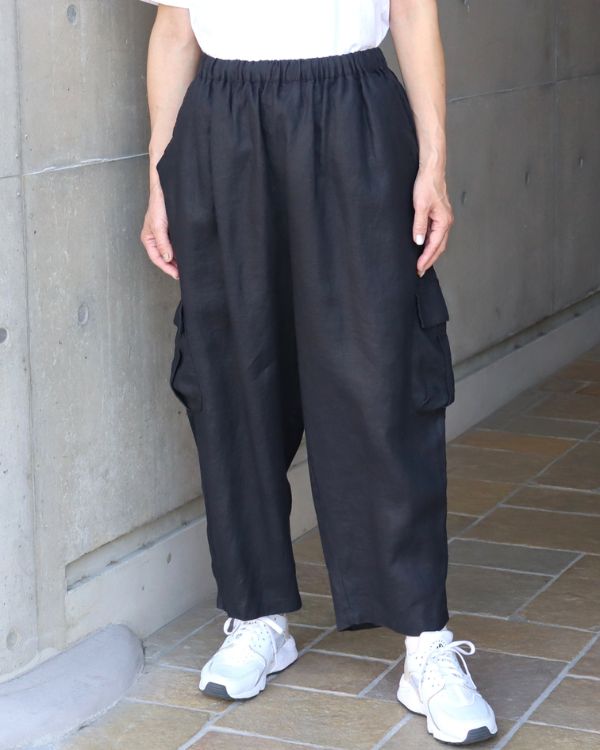 名古屋・覚王山のコッピアーナでおすすめの平織リネン istaカーゴパンツ ブラックの着用イメージ。リネン素材の軽やかな履き心地と、大人らしいすっきりしたシルエットを楽しめます。