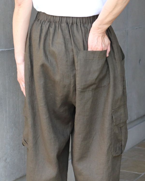 平織リネン istaカーゴパンツの立体感あるカーゴポケットを写したディテール写真。デザインのアクセントになりながらも上品な印象で、大人のナチュラルコーデに自然になじみます。
