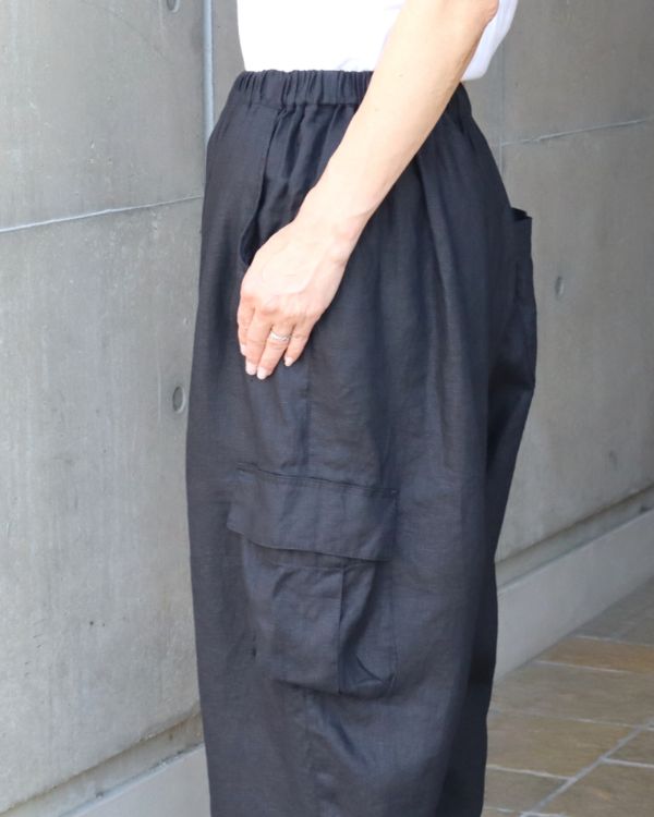 平織リネン素材の質感が伝わる接写写真。さらりとした風合いと自然な表情が魅力で、名古屋・覚王山のコッピアーナがおすすめする夏のリネンパンツです。