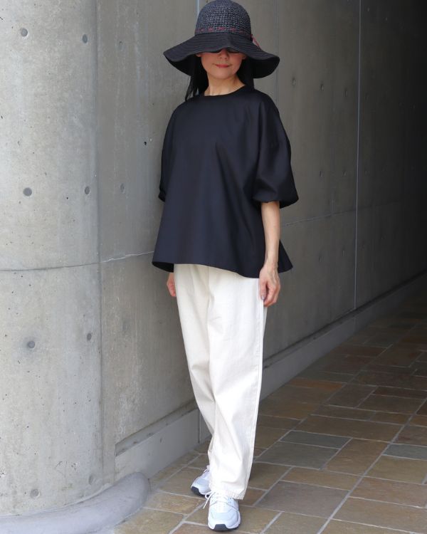 名古屋・覚王山のコッピアーナでご紹介しているエッセンシャルブロード バルーンスリーブシャツのブラック着用イメージ。綿100％ブロード素材の軽やかさと、立体的な袖が映える上品なコーディネートです。
