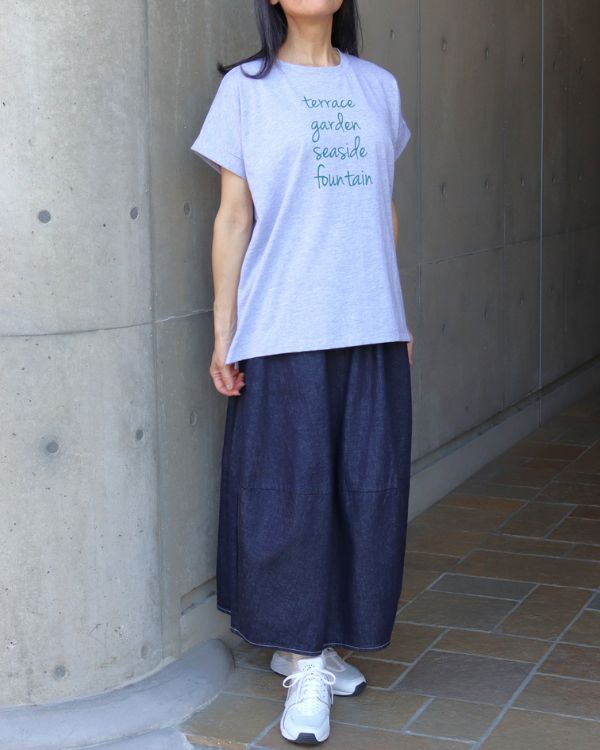 名古屋・覚王山のコッピアーナでご紹介しているコットンジャージーロゴプリント半袖Tシャツ グレーの着用イメージ。綿100％素材のやわらかな着心地で、夏のお出かけや日常におすすめの一枚です。