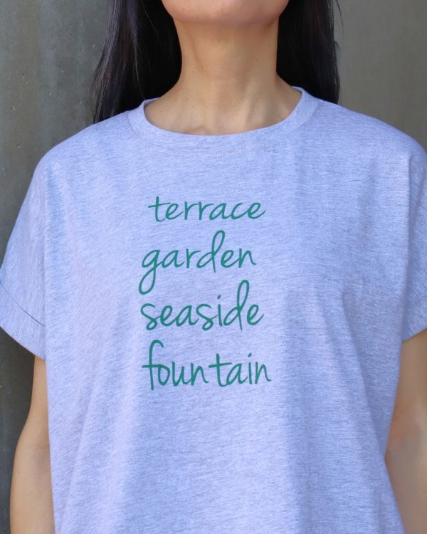 コットンジャージーロゴプリント半袖Tシャツのロゴデザインを写した写真。「terrace」「garden」など夏を感じる言葉をさりげなくあしらい、名古屋・覚王山のコッピアーナがおすすめする大人のロゴTです。
