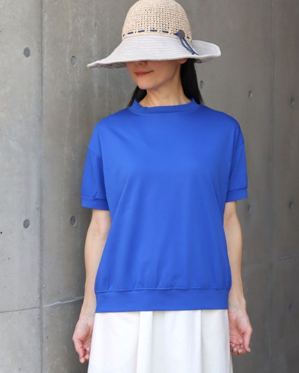 サイロプレミアムコンパクト半袖Tシャツのブルーを上半身で撮影した写真。なめらかな生地と爽やかな色合いが美しく、名古屋・覚王山のコッピアーナがおすすめする、夏から初秋まで活躍する一枚です。
