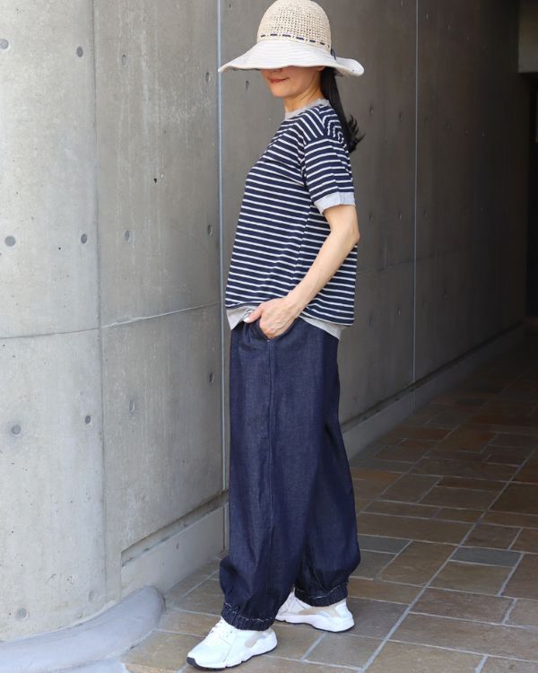 名古屋・覚王山のコッピアーナでご紹介しているサイロプレミアムボーダーコンパクト半袖Tシャツのネイビー×グレー着用イメージ。さらりとしたサイロプレミアム生地と大人らしいボーダーが映え、夏のお出かけや旅行にもおすすめです。