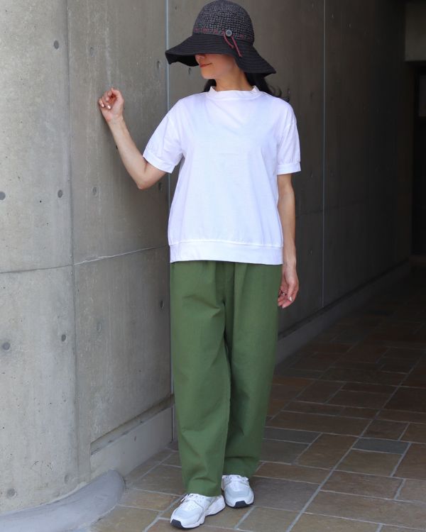 名古屋・覚王山のコッピアーナでご紹介するサイロプレミアムコンパクト半袖Tシャツのオフ着用イメージ。シンプルなデザインだからこそ上質な素材感が際立ち、一枚でも重ね着でも長く楽しめる半袖Tシャツです。