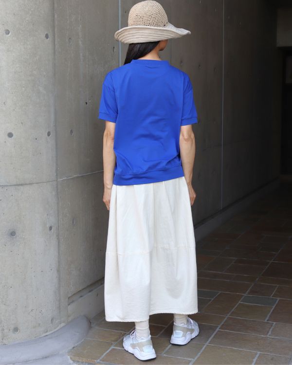 名古屋・覚王山のコッピアーナでご紹介するサイロプレミアムコンパクト半袖Tシャツのブルー後ろ姿。ゆったりとしたシルエットと自然な落ち感が後ろ姿まで美しく、なめらかな素材の上質さが伝わる一枚です。