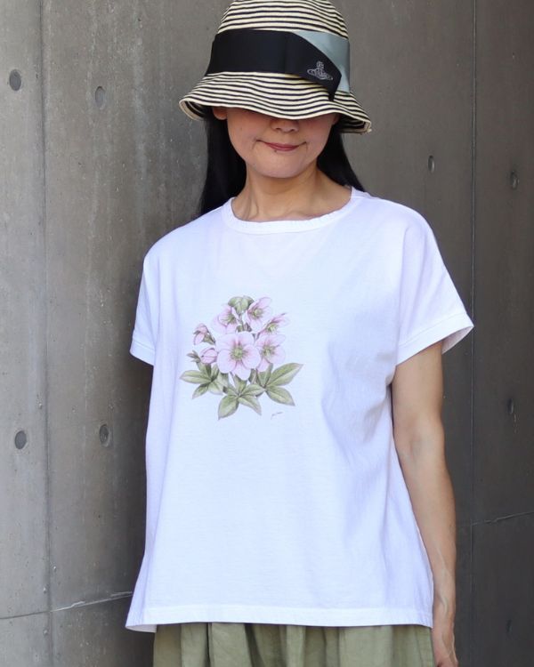名古屋・覚王山のセレクトショップ、コッピアーナでご紹介しているMiltata様コラボの花暦プリントミナミ半袖Tシャツ。クリスマスローズの繊細な花柄と、リサイクルコットンのやわらかな風合いが伝わる正面の着用イメージです。