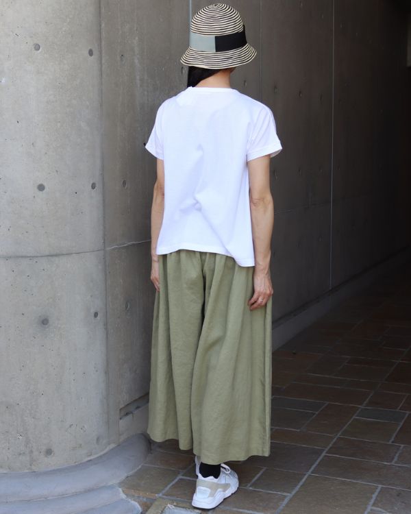 コッピアーナでご紹介しているMiltata様コラボ花暦プリントミナミ半袖Tシャツの全身後ろ姿。無地の背面とコンパクトな丈感がすっきりと見え、ワイドパンツやスカートなど幅広いボトムスに合わせやすい着用イメージです。