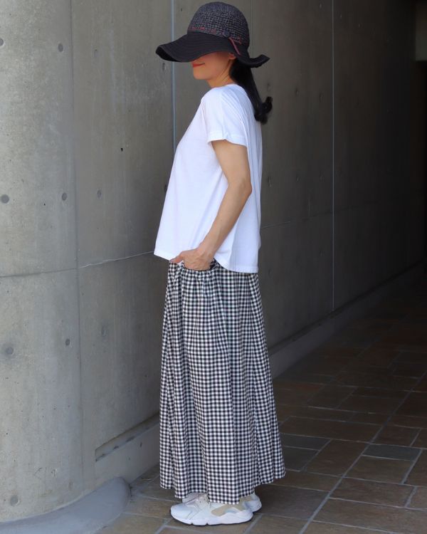 名古屋・覚王山のコッピアーナでご紹介している花暦プリントミナミ半袖Tシャツの横向きの全身着用イメージ。フレンチスリーブとすっきりした丈感が分かり、夏の日常着や季節の変わり目の重ね着にもおすすめです。

