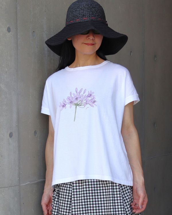コッピアーナでご紹介しているMiltata様コラボの花暦プリントミナミ半袖Tシャツ、アガパンサス柄の正面着用イメージ。リサイクルコットンの自然な風合いと季節の花を楽しめるプリントが、大人のナチュラルな装いに馴染んでいます。