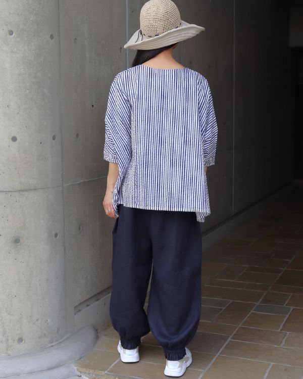 名古屋・覚王山のコッピアーナでご紹介する60ローンリップルストライプゆったりブラウスのブルー×オフ後ろ姿。ゆったりとしたシルエットと軽やかな綿ローン素材が、後ろからも美しく映える一枚です。