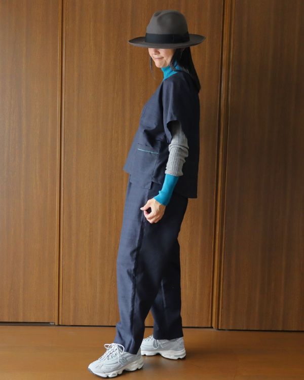 名古屋・覚王山のコッピアーナで紹介する、おぼろ月夜の紺シルクシンプルトップスと紺シルクシンプルパンツAの横向きコーデ。着物をリメイクしたシルクの軽やかな質感と、すっきりとしたシルエットが伝わる秋のセットアップスタイルです。
