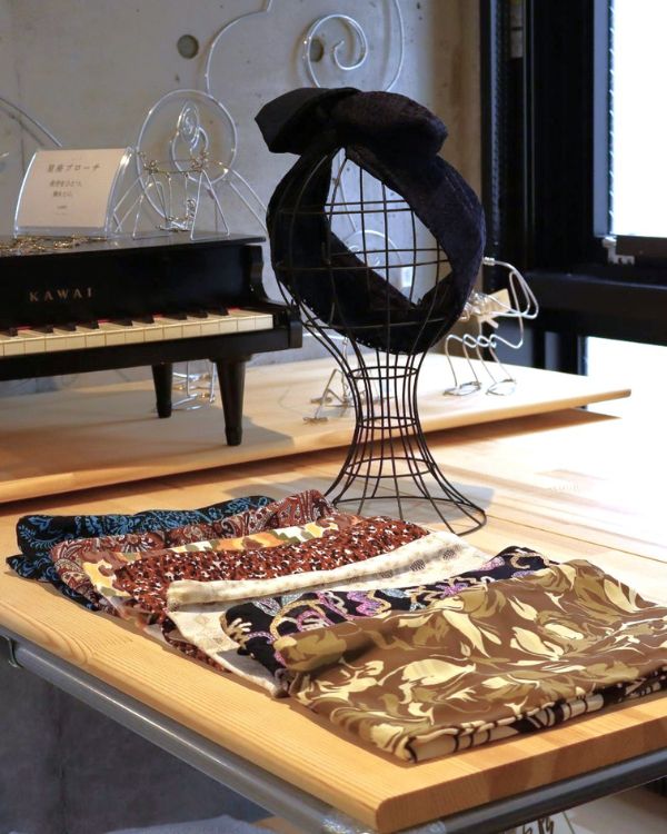 名古屋・覚王山のセレクトショップ、コッピアーナ店内に展示されたenkoのターバン。実際に手に取り、生地の質感や色、ひとつひとつ異なる表情を見ながら、ご自身に似合う一枚を選べます。