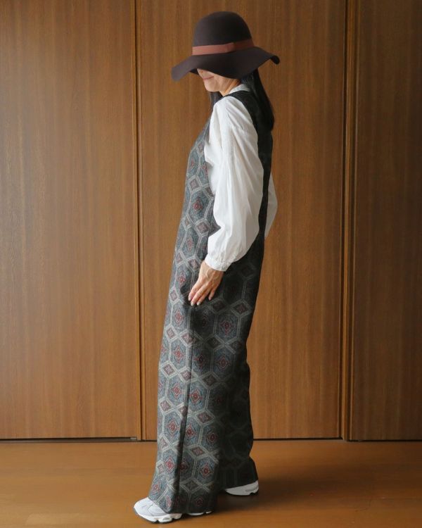 おぼろ月夜の濃美大島シルクジャンプスーツを横から見た全身コーディネート。着物のために織られたシルクの反物を使い、オフホワイトのコットンシャツを重ねた、ゆったりと美しいシルエットの大人ナチュラルな装いです。