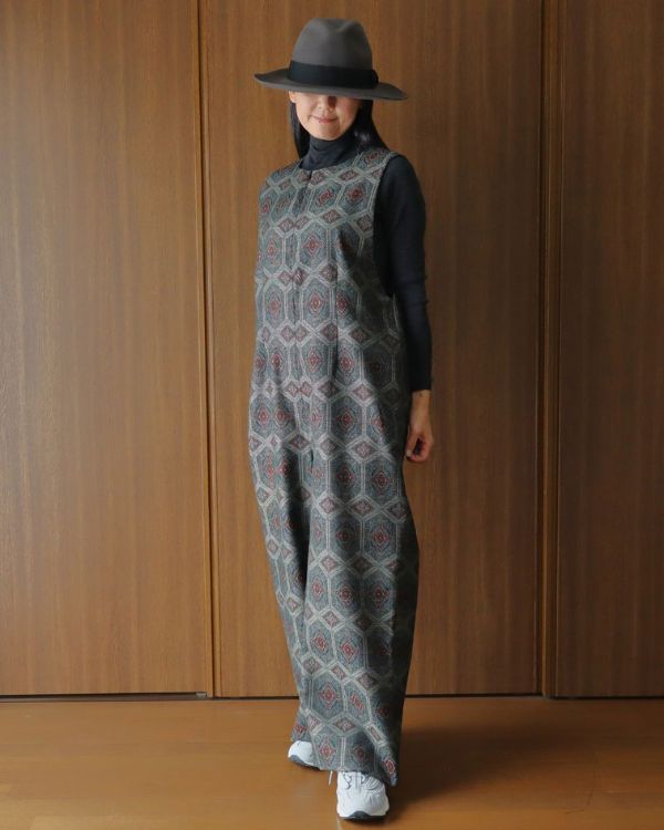 名古屋・覚王山のコッピアーナでご紹介する濃美大島シルクジャンプスーツの秋冬コーディネート。チャコールのウールリブハイネックを重ね、シルクの美しい柄とメリノウールのやわらかな温もりを楽しむ装いです。