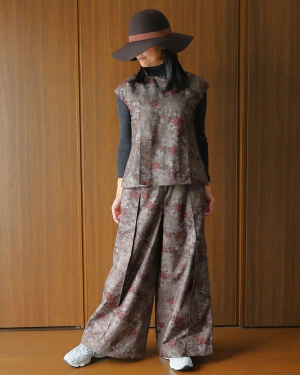 名古屋・覚王山のセレクトショップ コッピアーナでご紹介する、おぼろ月夜の大島シルクタックトップスと大島シルクタックワイドパンツのセットアップ。落ち着いた花柄の正絹シルクを、秋のお出かけにも自然体で楽しめる着用イメージです。
