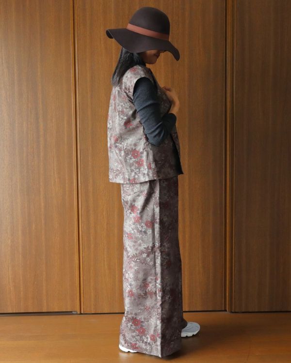 名古屋・覚王山のセレクトショップ コッピアーナでご紹介する、おぼろ月夜の大島シルクタックトップスと大島シルクタックワイドパンツの横向き全身コーディネート。落ち着いた花柄の正絹シルクを、秋のお出かけにも自然体で楽しめる着用イメージです。