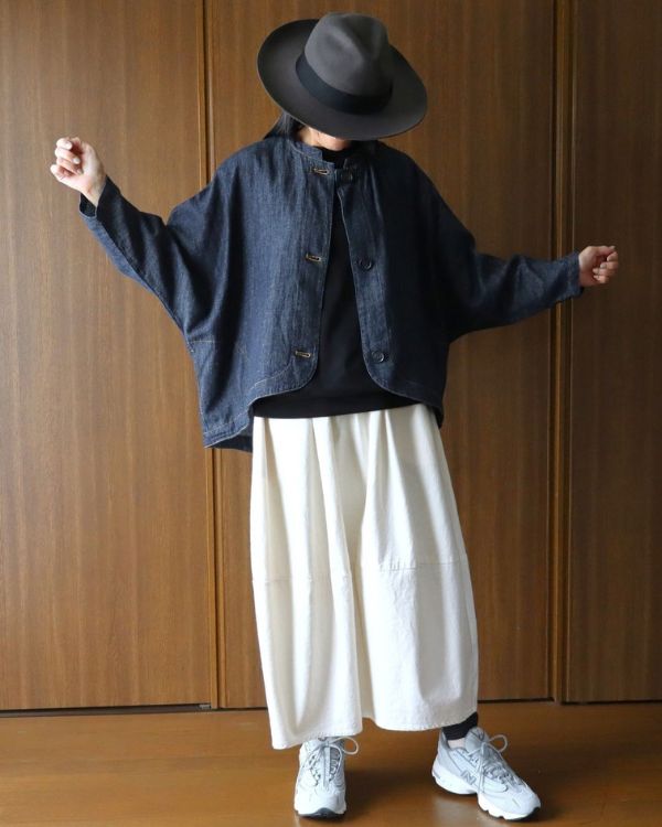 名古屋・覚王山のセレクトショップ、コッピアーナで紹介する「6.5oz綿麻甘織りデニム バルーンジャケット」のインディゴを着用した全身写真。丸みのあるシルエットと綿麻デニムの風合いが、秋の自然体の装いを印象的に見せています。