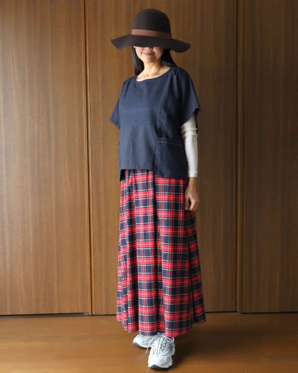 名古屋・覚王山のセレクトショップ、コッピアーナで提案する秋のコーディネート。おぼろ月夜の紺シルクシンプルトップスに、赤とネイビーのロイヤルタータン タックロングスカート、アイボリーのウールリブロングスリーブを合わせています。