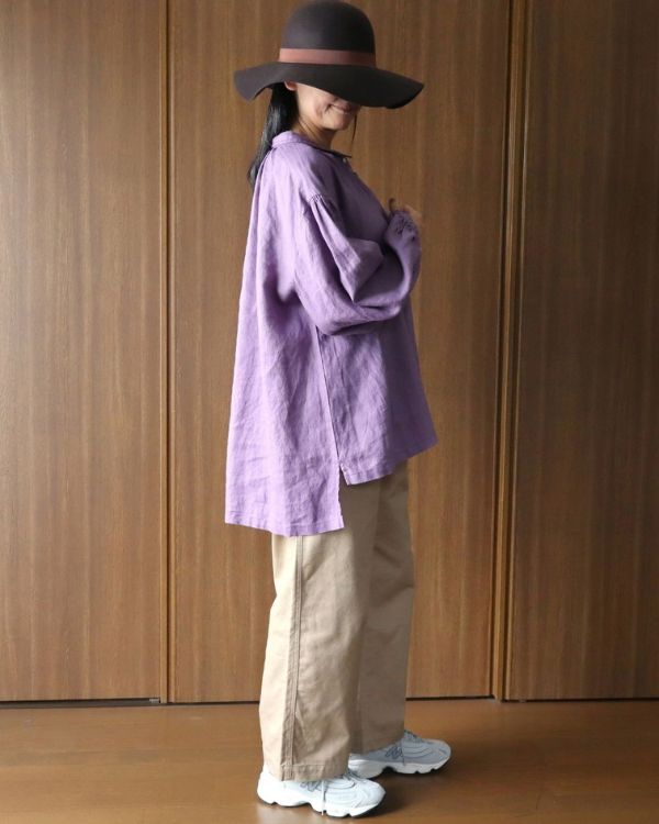 名古屋・覚王山のコッピアーナが提案する14番手リネンのボリューム袖チビ襟ブラウス。自然なシワとほのかなツヤ、ギャザーを寄せたゆったりした袖のシルエットが伝わる着用イメージ。