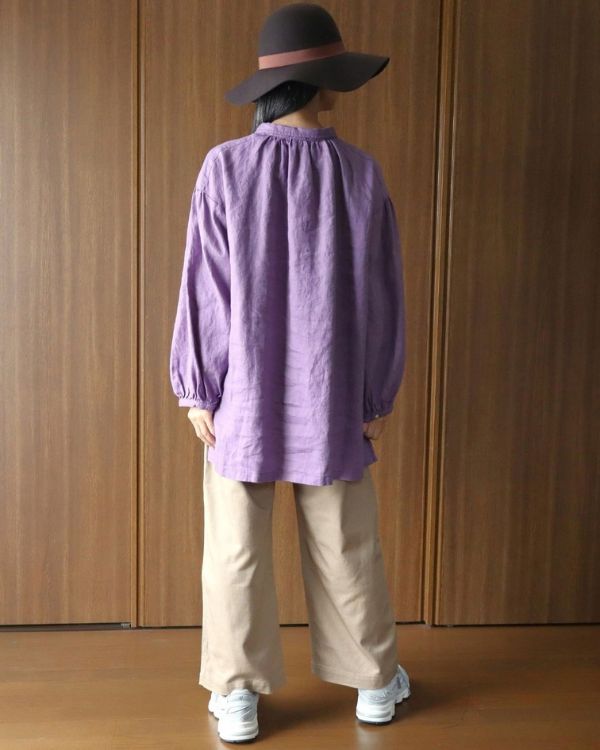 名古屋・覚王山のセレクトショップ コッピアーナが提案する14番手リネン ボリューム袖チビ襟ブラウスの後ろ姿。前後差のある長めの裾とゆったりしたシルエットが、パンツスタイルに自然になじむ着用イメージ。