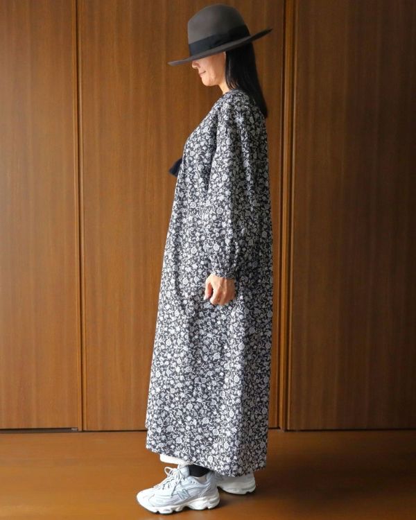 名古屋・覚王山のセレクトショップ、コッピアーナの店内で撮影した、ブラックの綿100%小花柄ワンピースとキナリの8オンスムラデニムエッグスカートのコーディネートで、動きのあるシルエットを見せています。