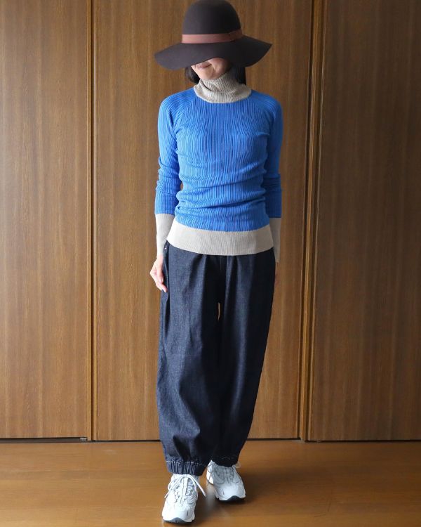 ロイヤルブルー×ベージュのコットンリブ配色ニット。鮮やかなブルーとやわらかなベージュの組み合わせが、秋冬の装いに彩りを添えます。名古屋・覚王山のセレクトショップ、コッピアーナが提案する大人のニットスタイルです。