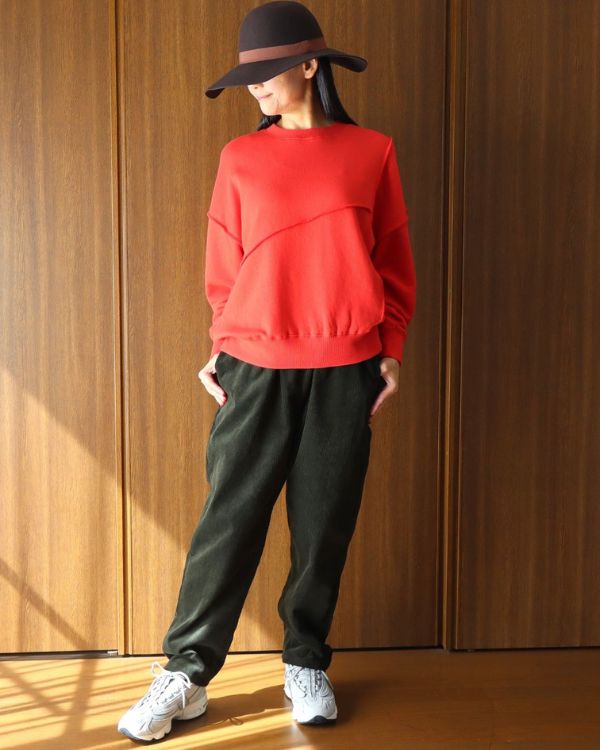 名古屋・覚王山のセレクトショップ、コッピアーナが提案する秋のナチュラルコーデ。オレンジの切替スウェットとカーキの14Wコーデュロイパンツを合わせ、素材の風合いと自然体の着こなしを楽しむお出かけスタイルです。