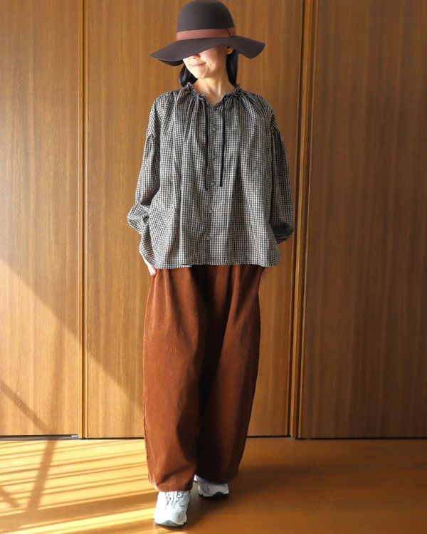 名古屋・覚王山のセレクトショップ コッピアーナがおすすめする、黒の起毛ギンガムチェックギャザーブラウスとブラウンの14Wコーデュロイパンツの全身コーデ。秋のお出かけに楽しみたい、落ち着いた色合いのナチュラルカジュアルです。