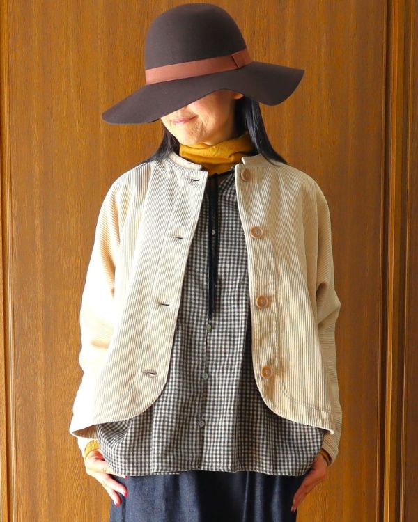 名古屋・覚王山のセレクトショップ コッピアーナが提案する、マスタードのコットンリブハイネックニット、黒の起毛ギンガムチェックブラウス、ナチュラルカラーの太畝コーデュロイジャケットを重ねた上半身コーデ。素材の立体感を楽しむ秋冬のお出かけスタイルです。